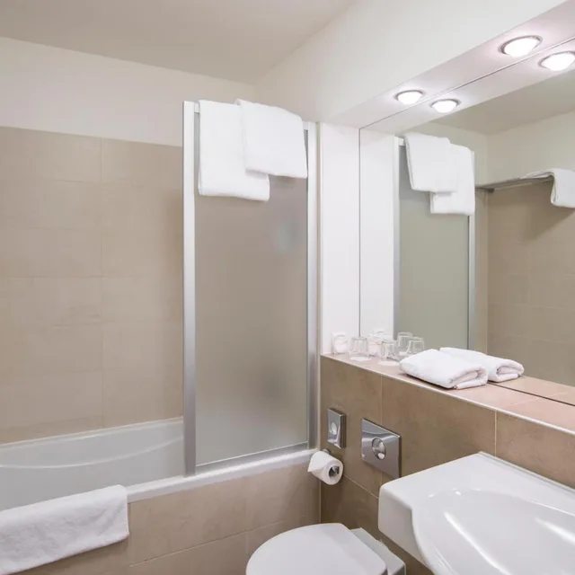 غرفة ثلاثية، Hotel Pav 8/10