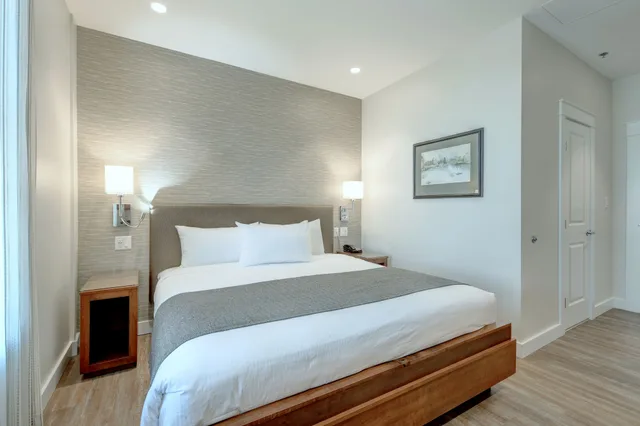 Studio, King Bed, Strathcona Hotel 1/3