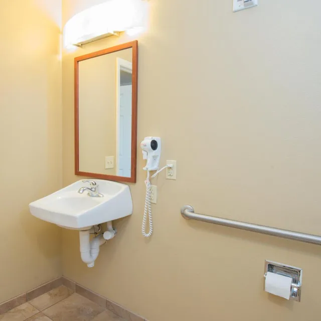 جناح بسريرين مزدوجين لذوي الإعاقة، Candlewood Suites Minot 6/7