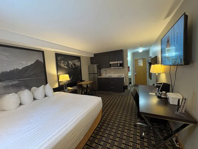 غرفة بسرير كينج بمطبخ صغير، Super 8 by Wyndham Valemount 1/3
