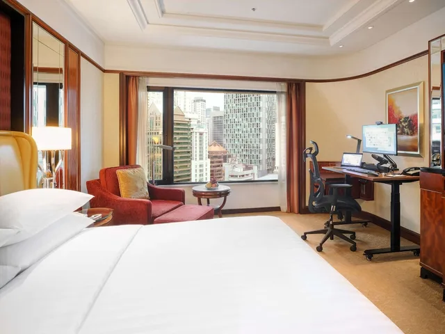 غرفة بزنس بريميير بسرير كينج، Shangri-La Kuala Lumpur 1/2