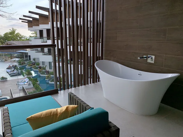 جناح جونيور بسرير كينج بإطلالة على البحر بحوض استحمام، Azura Beach Resort - Adults Only 5/6