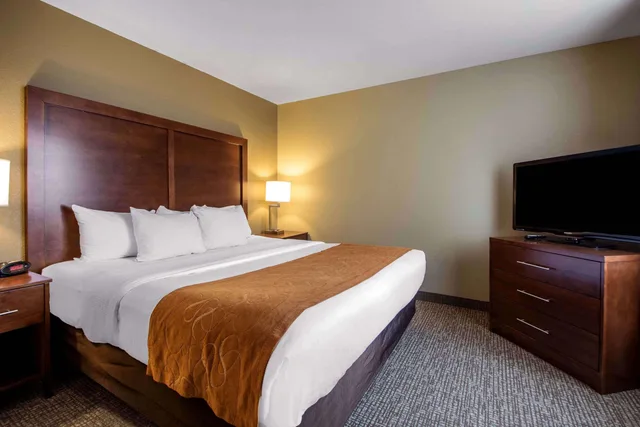 جناح، Comfort Suites Johnson Creek Conference Center 3/4