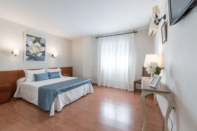 غرفة بسريرين منفصلين بشرفة، Hotel Romerito 2/9