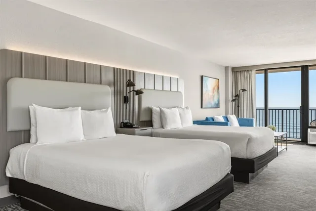غرفة ديلوكس بسريرين كوين بإطلالة على البحر مع أريكة، Nautilus Inn 10/10