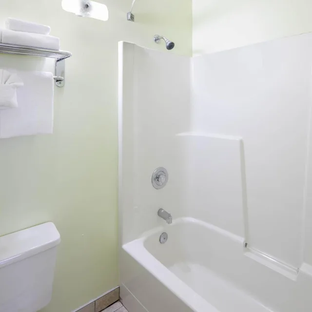 غرفة بسرير كينج وسرير كوين في الطابق الأرضي، Travelodge by Wyndham Golden Sportsman Lodge 13/15