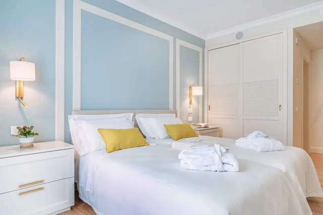 غرفة بسريرين منفصلين بشرفة، Sky Pool Hotel Sole Garda 2/4