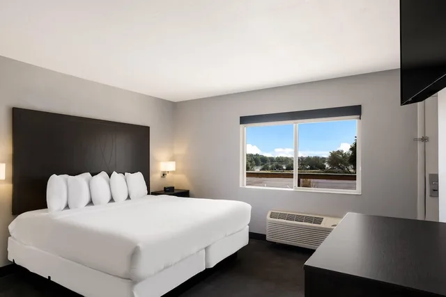 غرفة قياسية بسرير كينج بإطلالة على النهر، Richland Riverfront Hotel, Ascend Hotel Collection 4/7