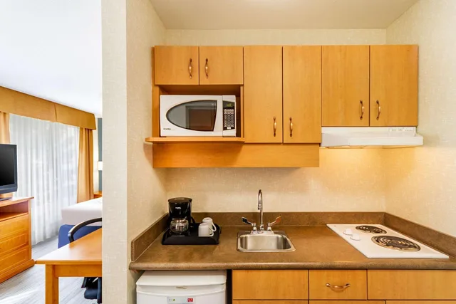 جناح بسرير كوين مع أريكة في المبنى الرئيسي، Econo Lodge Inn & Suites Calgary - University 6/7