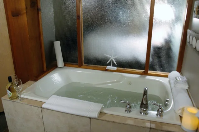 شقة سكنية بسرير كينج بإطلالة على البحر بغرفة نوم واحدة مع أريكة، Seaside Ucluelet Hotel 7/9