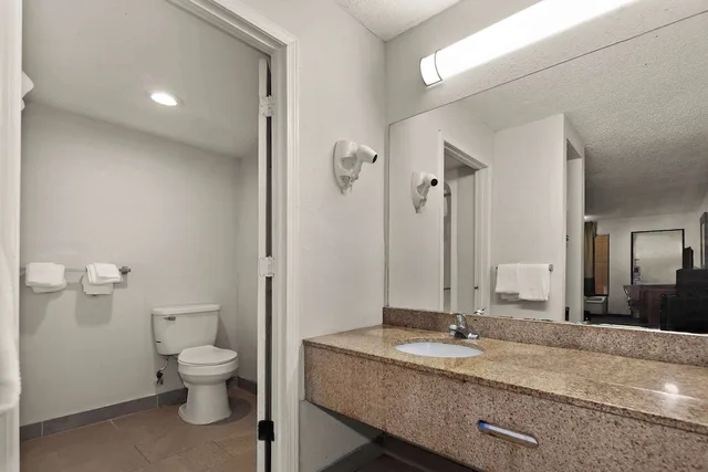 غرفة قياسية بسرير كينج، Rodeway Inn Lumberton Central 4/6
