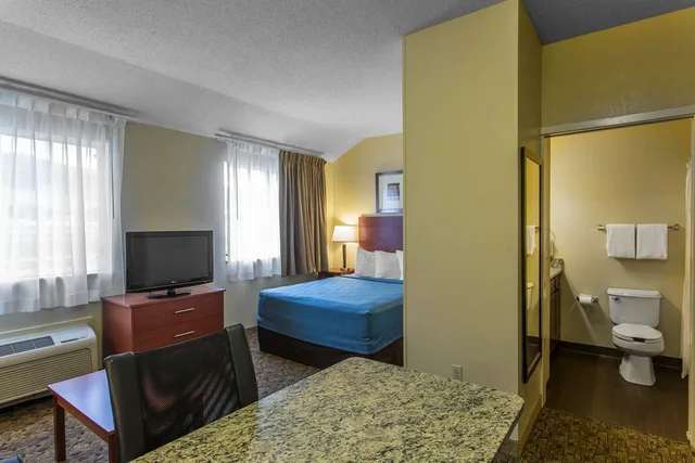 جناح بسرير كوين، MainStay Suites Brentwood Nashville 2/2
