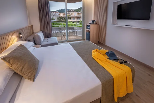غرفة مفردة بسرير كوين، GHT Oasis Tossa & Spa 2/8