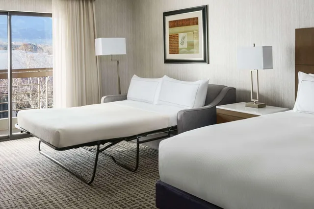 غرفة بريميوم بسريرين كوين في طابق مرتفع، Doubletree Hotel Colorado Springs - World Arena Co 2/3