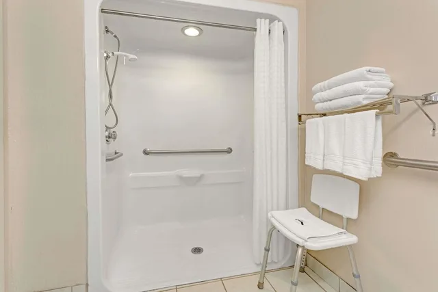 غرفة قياسية بسرير كوين لذوي الإعاقة، Microtel Inn Suites By Wyndham Florence Cincinnati Airport 4/6