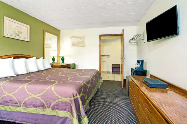 Standard, King Bed, Super 8 By Wyndham Fort Mitchell Cincinnati Area 1/5