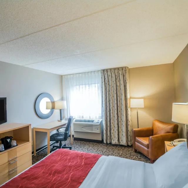 غرفة بسرير كينج بحوض جاكوزي، Comfort Inn Fairgrounds 2/3