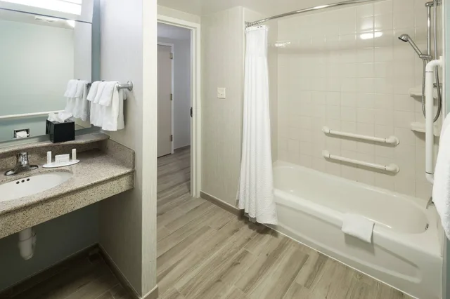 1 Bedroom, Suite, King Bed, Ocean Front, Sofa، Courtyard Virginia Beach Oceanfront North 37th Street 5/6