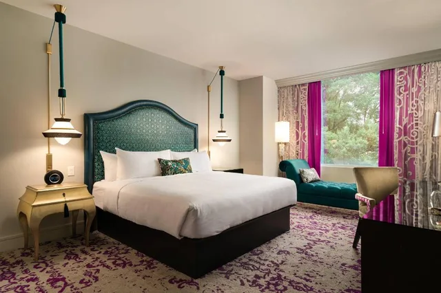 غرفة بسرير كينج مع دخول صالة النادي في طابق مرتفع، Grand Bohemian Hotel Charlotte Autograph Collection 1/3