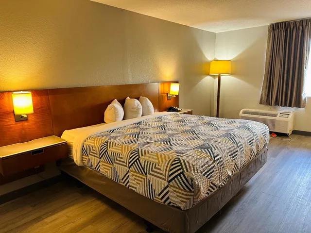 1 King Bed - Non-Smoking, Micfridge، Motel6 Forrest City, AR 3/8
