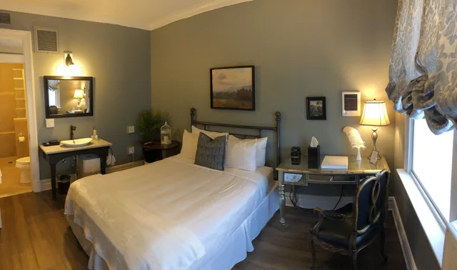 غرفة بسرير كوين يُسمح فيها بالحيوانات الأليفة، The Dutchess Inn and Spa at Beacon 1/2