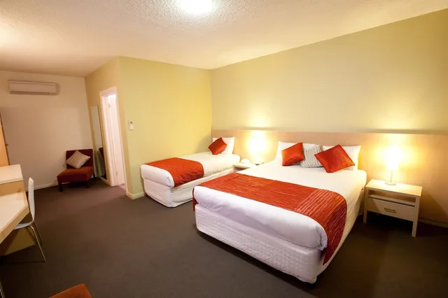 Deluxe, Single Bed, Queen Bed, ADELAIDE ROAD MOTOR LODGE 3/4