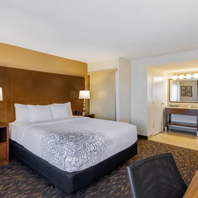غرفة ديلوكس بسرير كينج، La Quinta Inn & Suites by Wyndham Oakland - Hayward 3/5