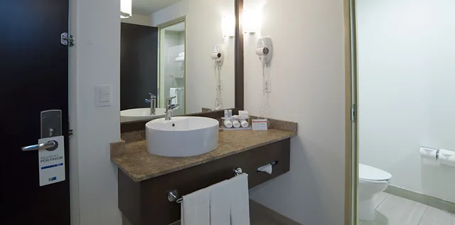 غرفة قياسية بسرير كينج، Holiday Inn Guadalajara Patria-Universidad 9/9