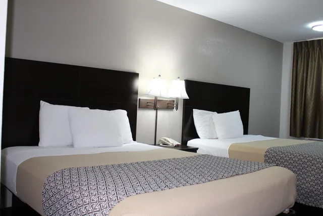 غرفة بسريرين كوين، Savannah Inn 1/6