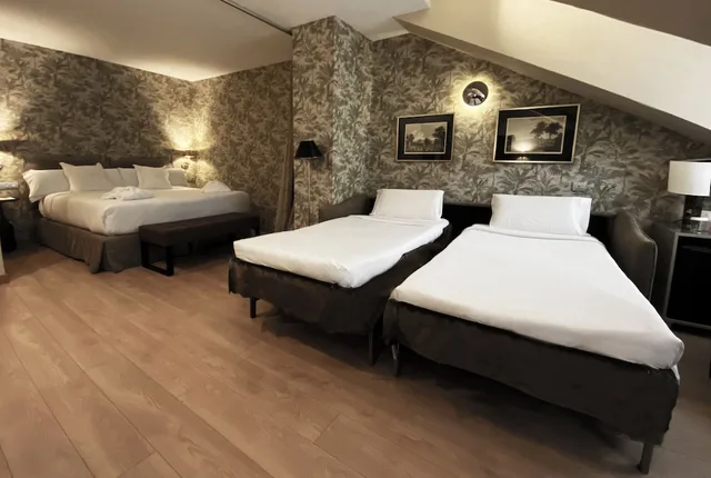 غرفة رباعية بسرير مزدوج مع أريكة، Meninas Hotel 1/3