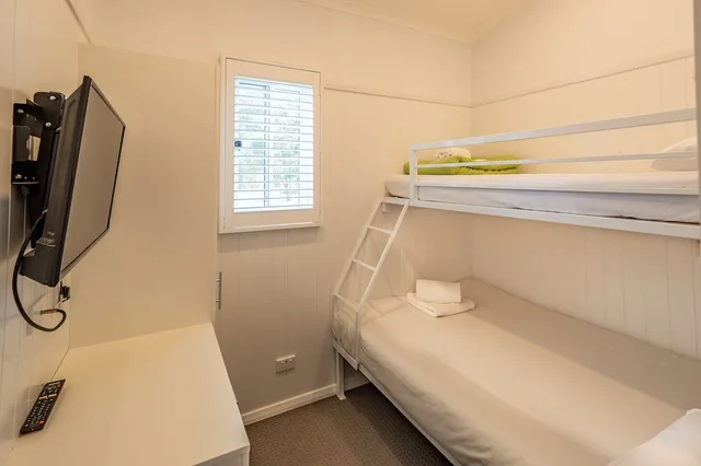 كابينة ديلوكس بسرير كوين وأسرّة بطابقين وسرير بطابقين بـ3 غرف نوم، Ingenia Holidays Bonny Hills 2/4