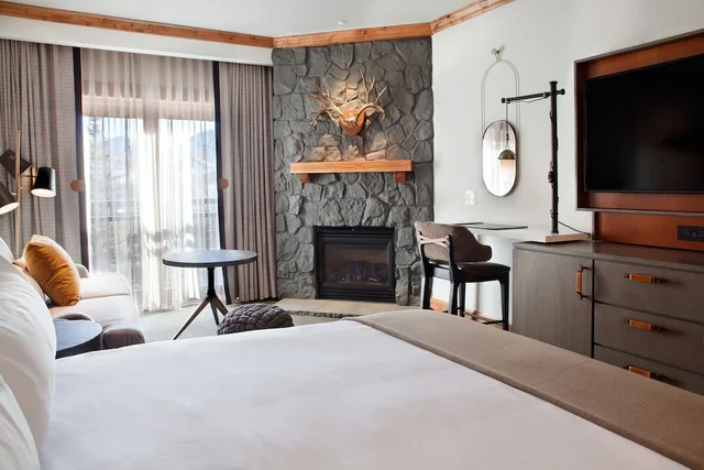 غرفة بسرير كينج بشرفة، The Hythe, a Luxury Collection Resort, Vail 2/3