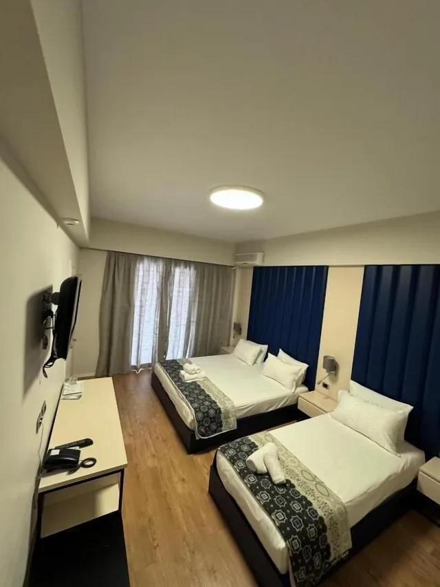 غرفة ثلاثية بسرير كوين وسرير فردي بشرفة، Blue Sky Hotel 4/10