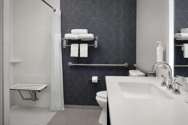 غرفة بسرير كينج بإطلالة على المسبح مع أريكة لذوي الإعاقة، Homewood Suites by Hilton Vancouver-Portland 3/5