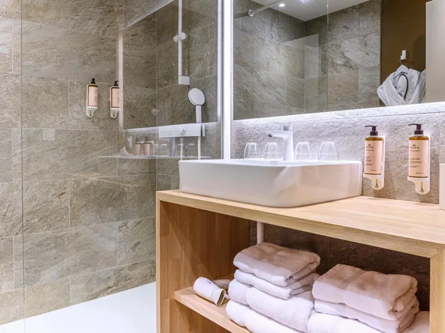 غرفة ديلوكس عائلية كبيرة بسرير كينج بإطلالة على الجبل بشرفة، Mercure Ax Les Thermes 4/4