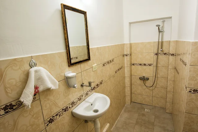 Family, 1 Double and 3 Single Beds، Yellow Rose Pansiyon 3/4