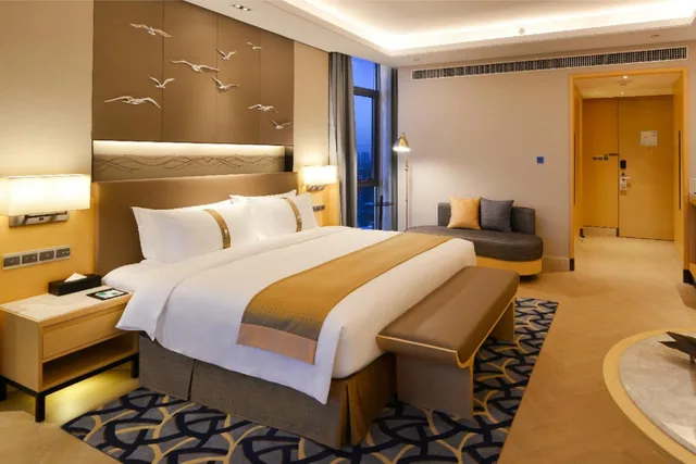 غرفة بريميوم بسرير كينج في طابق مرتفع، Holiday Inn Haikou West Coast 3/7