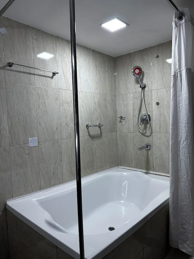 غرفة عائلية بسريرين كينج بغرفتي نوم، Rollace Hotel 5/7