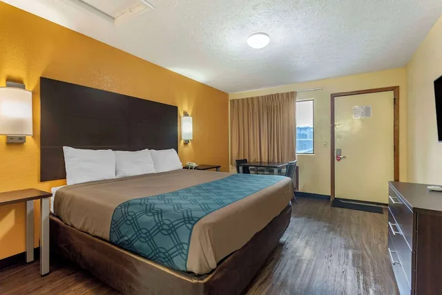 غرفة قياسية بسرير كينج، Econo Lodge North Nashville TN 2/6