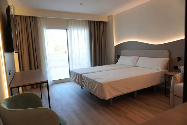 غرفة ثلاثية بسرير مزدوج بإطلالة على البحر، AR Roca Esmeralda and Spa 6/10