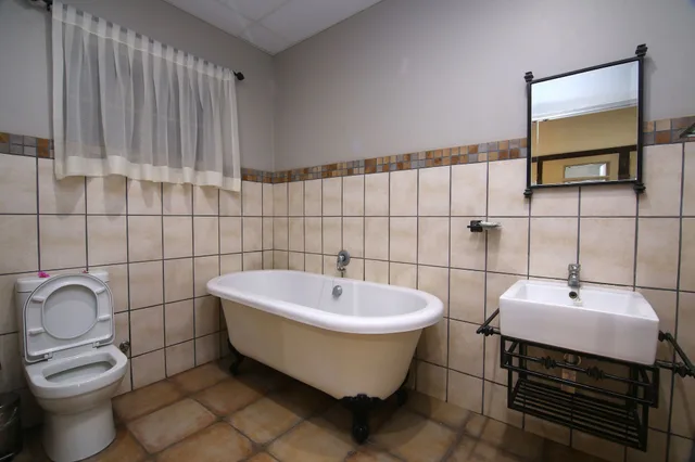 Chalet, 1 Double and 1 Single Bed, Kalahari Arms Hotel 6/6