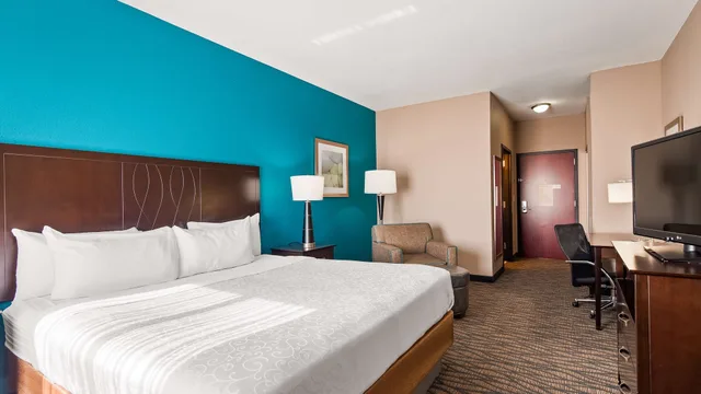 غرفة قياسية بسرير كينج، Best Western Plus Hiawatha Hotel 2/10