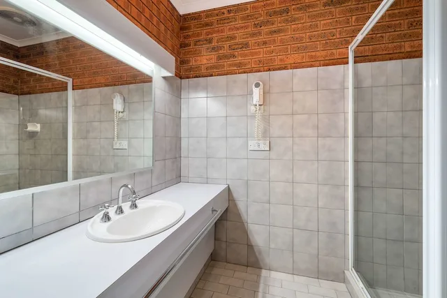 غرفة عائلية بسرير كوين وسريرين منفصلين بمطبخ صغير، Comfort Inn Heritage Wagga 3/6