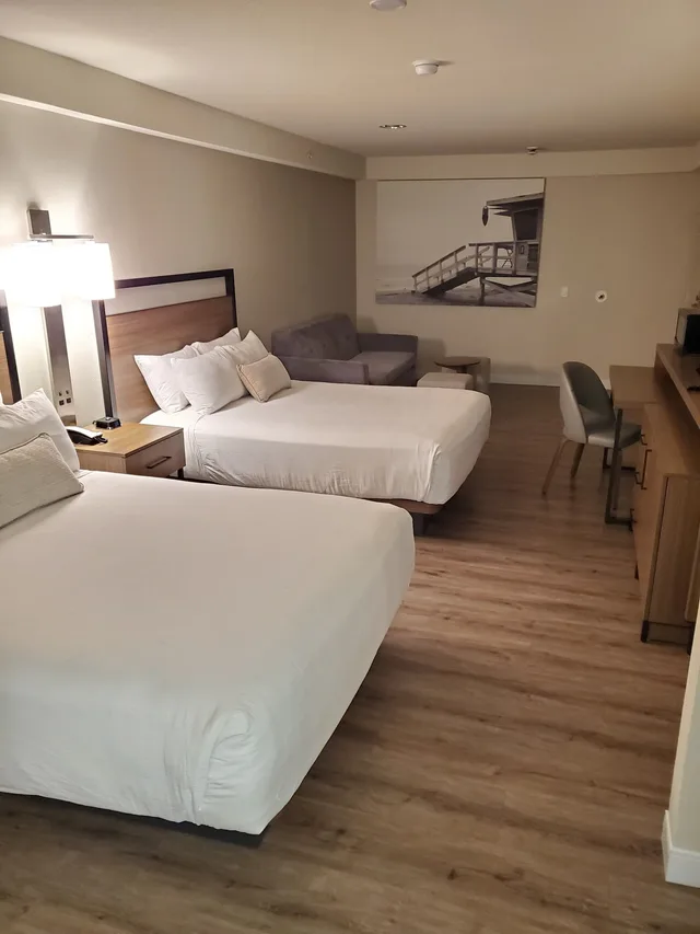 غرفة ديلوكس بسريرين كوين مع أريكة، Wyndham Garden San Diego near SeaWorld 2/6