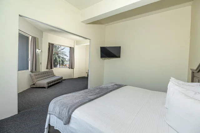 جناح جونيور، Hotel Plaza Del Arco 3/10