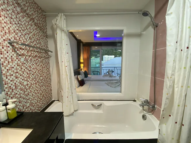 غرفة ديلوكس رباعية بأربعة أسرّة بإطلالة على المدينة بغرفتي نوم، 77 Patong Hotel & Spa 4/4