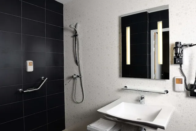 جناح بسرير مزدوج وسريرين منفصلين، Kyriad Prestige Perpignan Centre del Mon 8/10