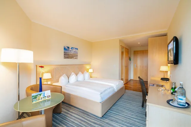 غرفة بسرير مزدوج بإطلالة على البحيرة، Strandhotel Seerose 3/5