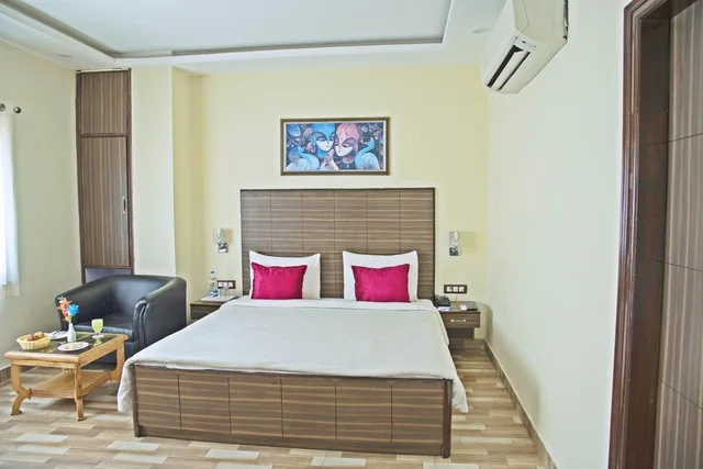غرفة بريميوم بسرير مزدوج، Spring Sky Mughalsarai By ShriGo Hotels 1/1