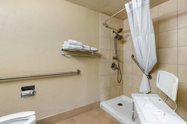 غرفة بسرير مزدوج، Quality Inn & Suites Des Moines - Merle Hay Road 4/4